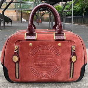 LOUIS VUITTON
Brun Suede Havane Stamped Trunk